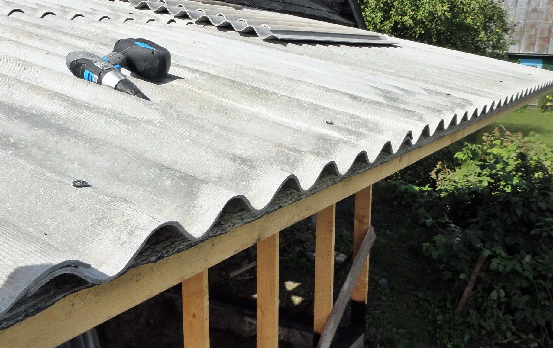 Покрытие крыши шифером — правильность технологии укладки своими руками