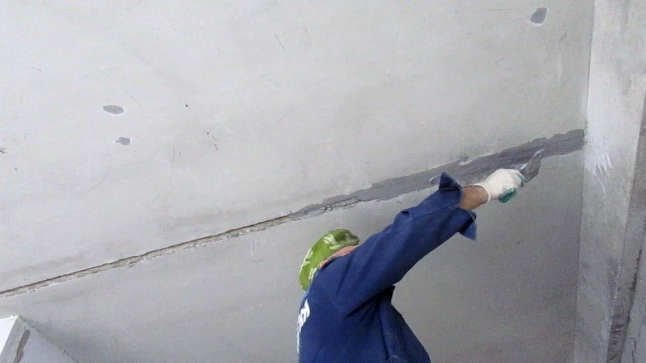 Как заделать щели между пенопластовыми плитками на потолке?