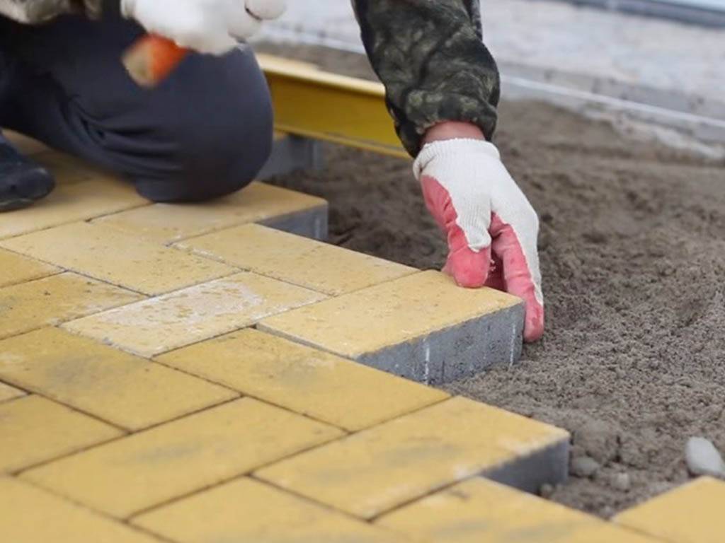 Тротуарная плитка на даче: выбор материала, как правильно выбрать и укладка своими руками