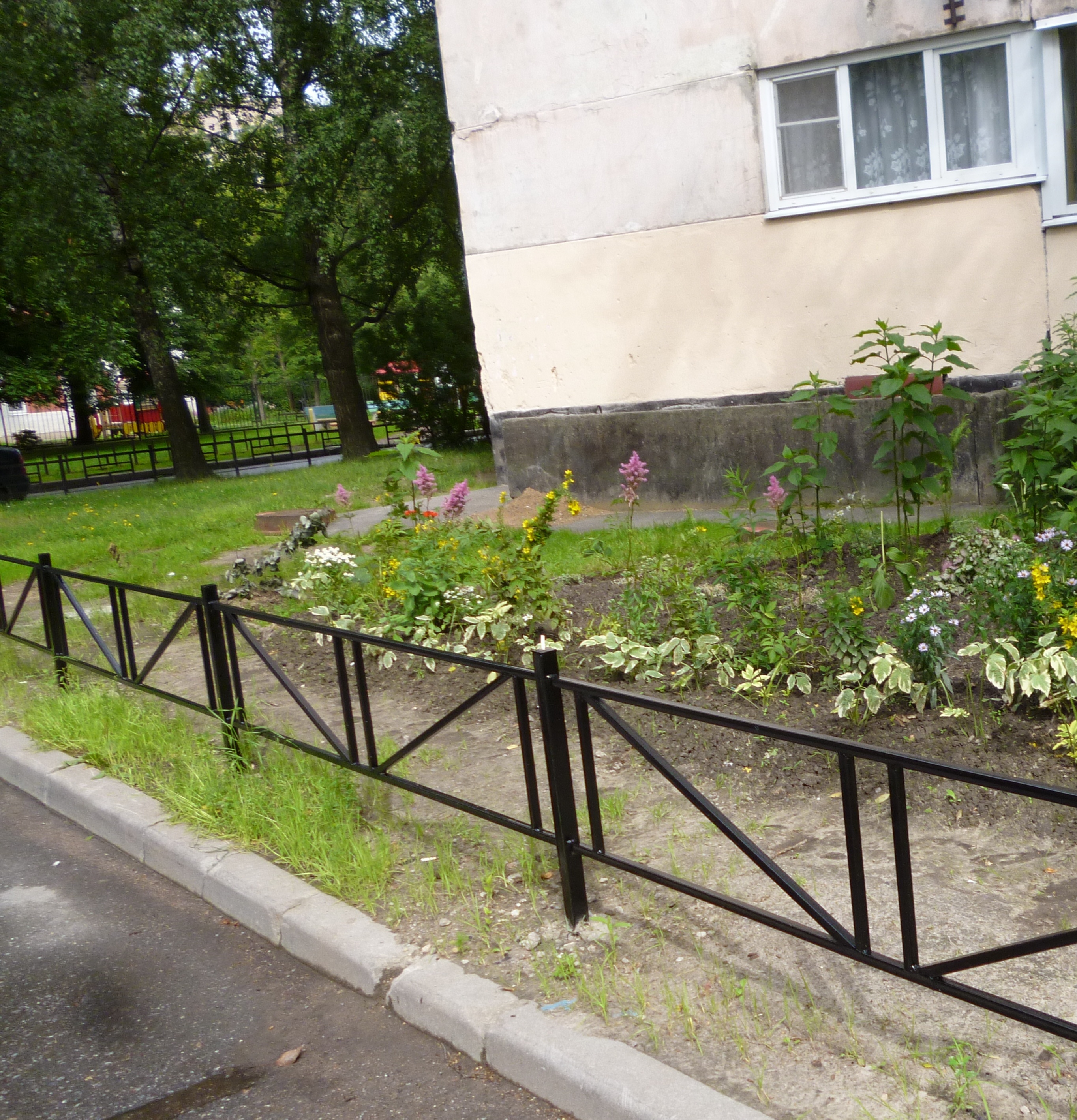 Наш дом — крепость: как поставить забор вокруг многоквартирного дома