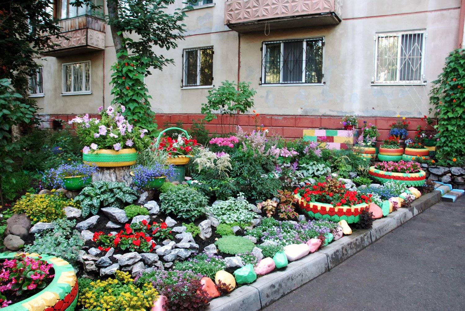 Как сделать клумбу на даче своими руками: 9 идей, советы и фото