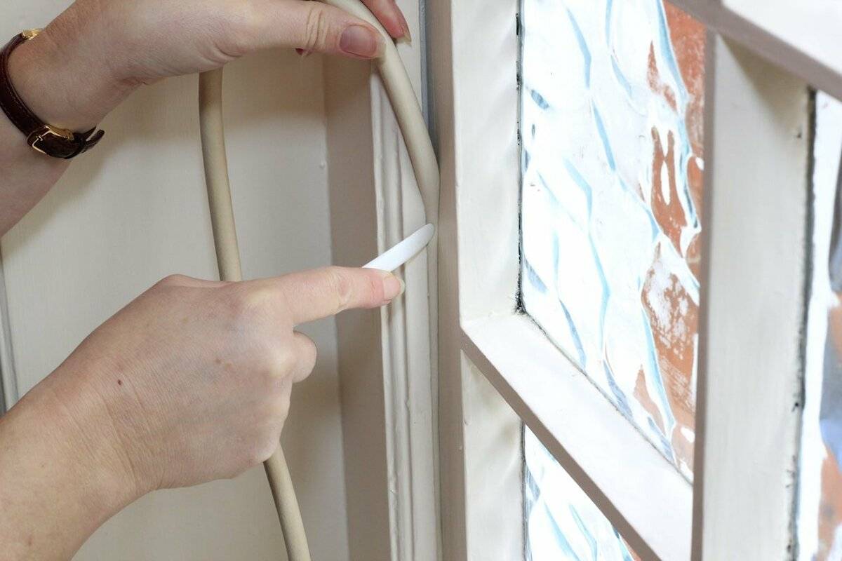 Как заклеить и утеплить деревянное окно на зиму: инструкция