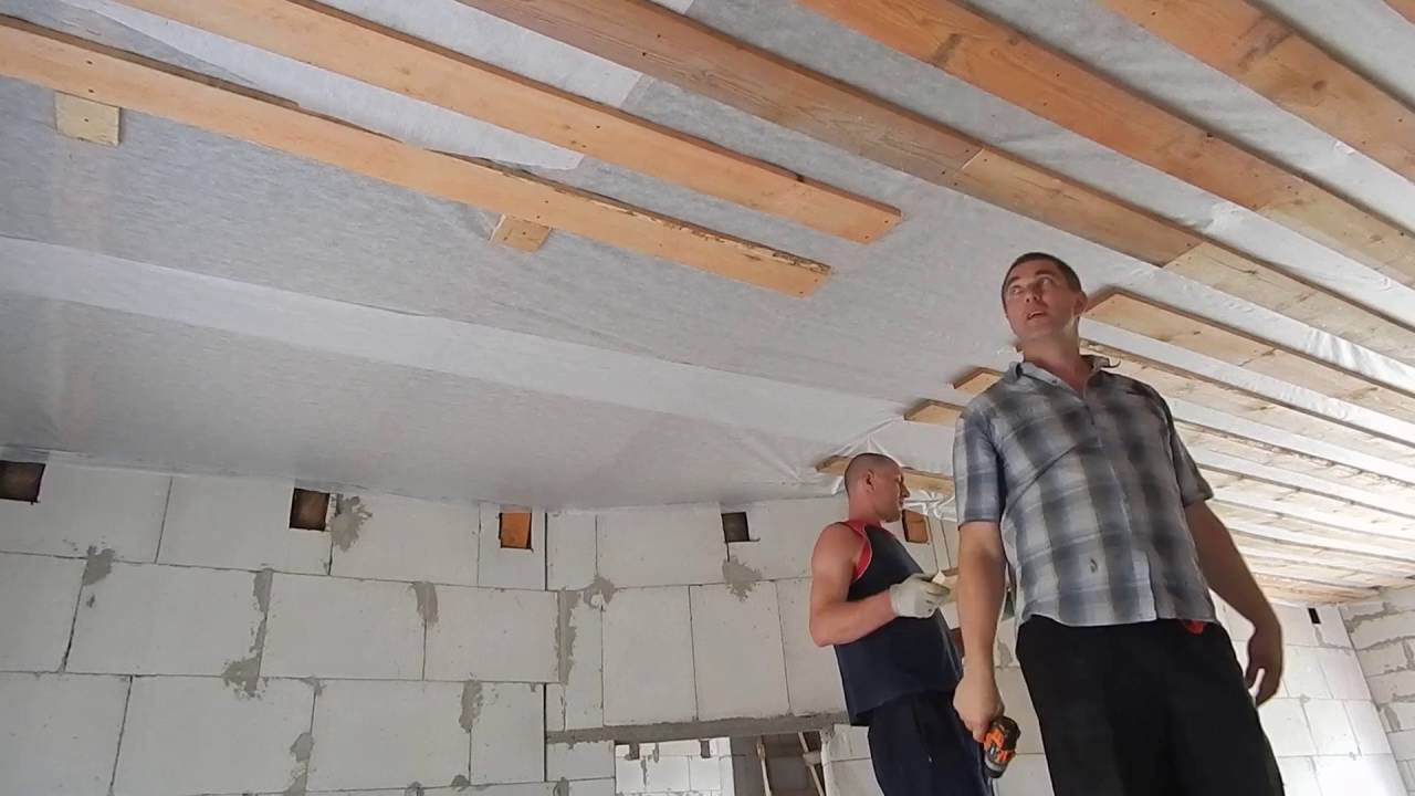 Черновой потолок по деревянным балкам лучшее решение