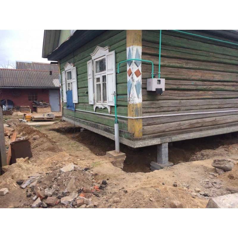 Установка деревянного дома на новый фундамент