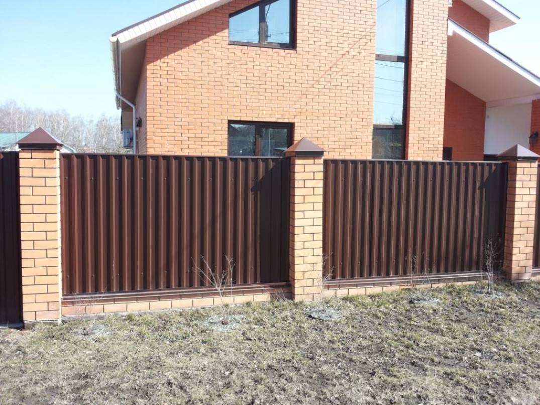 Забор из профлиста с кирпичными столбами своими руками