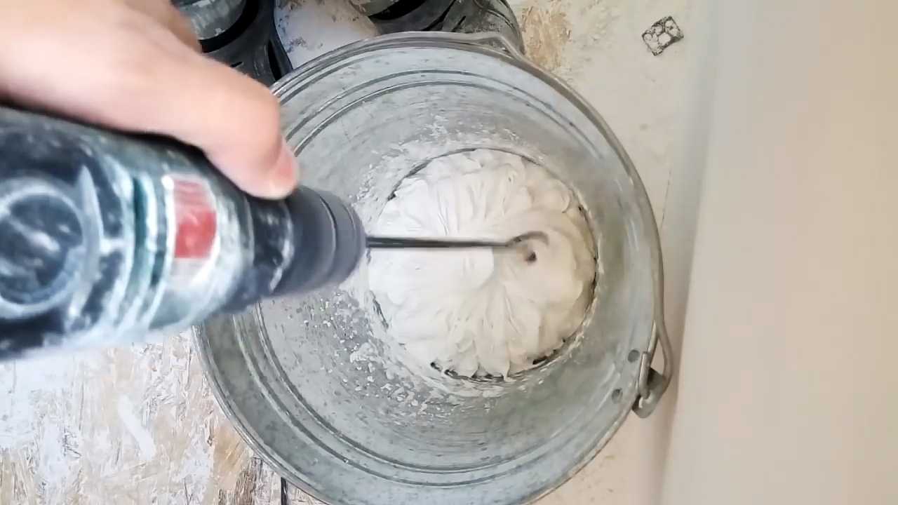 Как разводить шпаклевку для стен: вручную и миксером