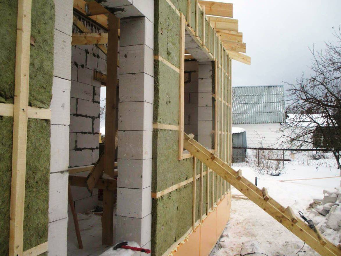 Нужно ли утеплять дом из газобетона: надо ли это делать и чем лучше