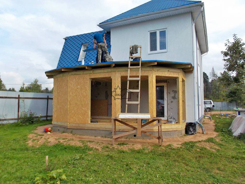 Деревянная пристройка к кирпичному дому