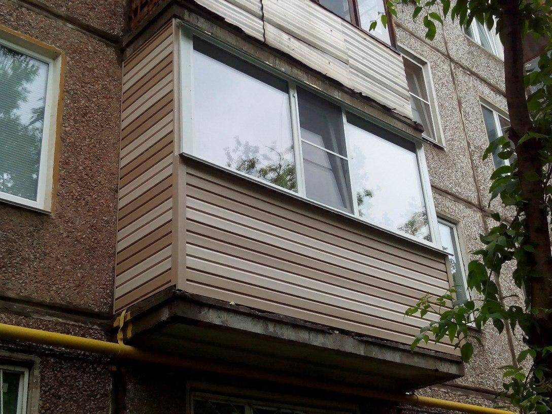 Обшивка сайдингом балкона снаружи: внешняя отделка и наружная профлистом своими руками