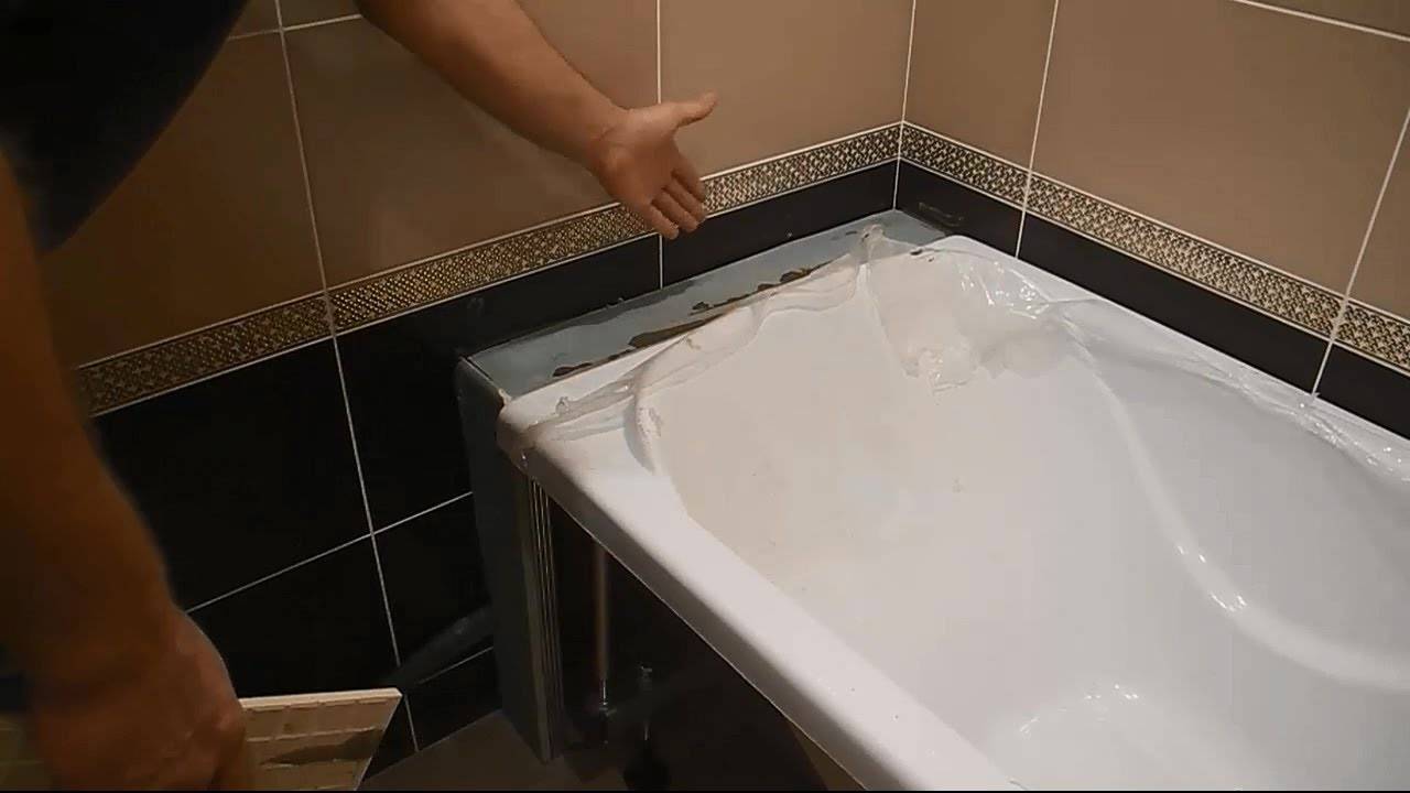 Чем заделать щель между ванной и стеной: материалы и полезные советы