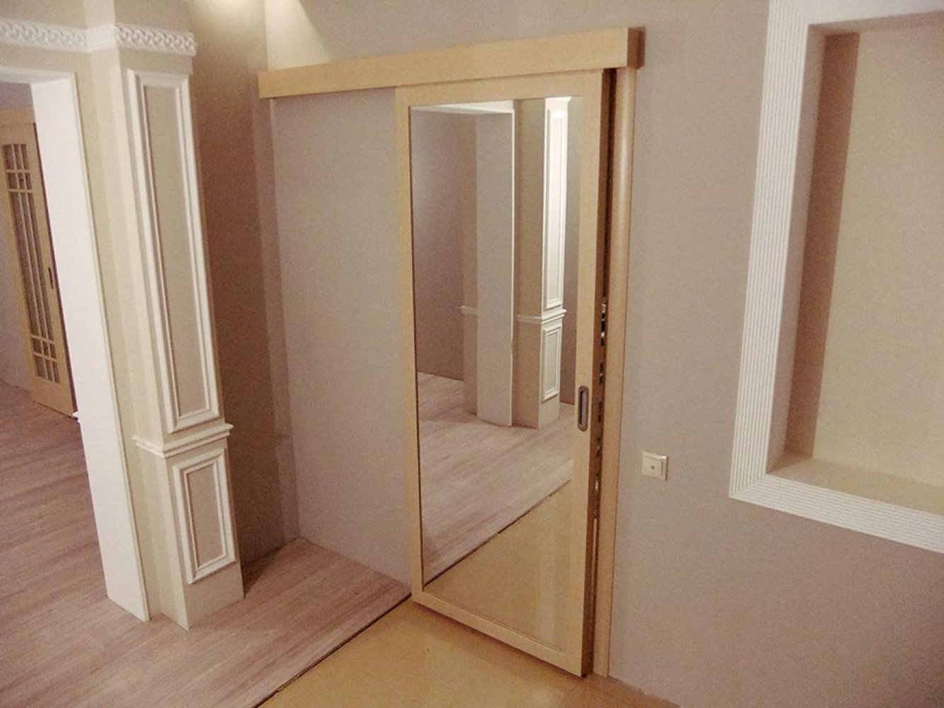 Скрытые двери с зеркалом