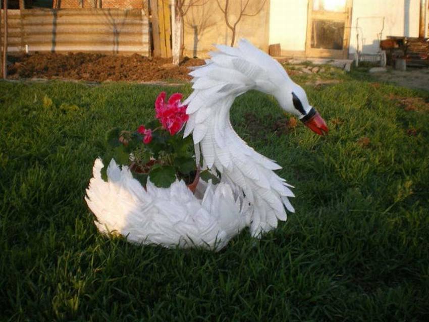 Лебеди из пластиковых бутылок