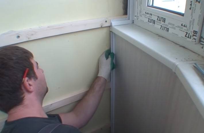 Как закрепить и обшить панелями пвх балконный потолок своими руками