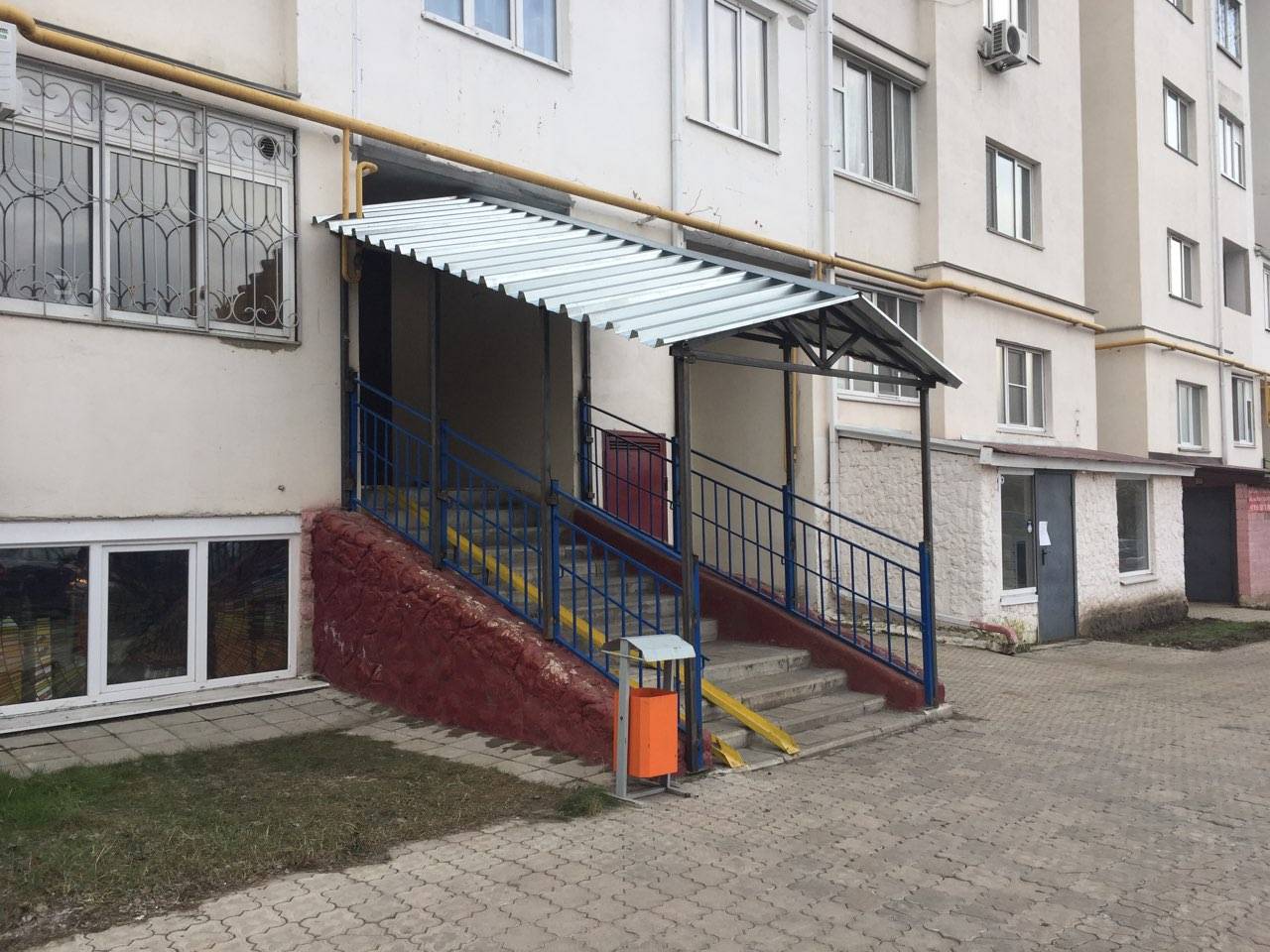 Козырек над окном от дождя — вход в подъезд