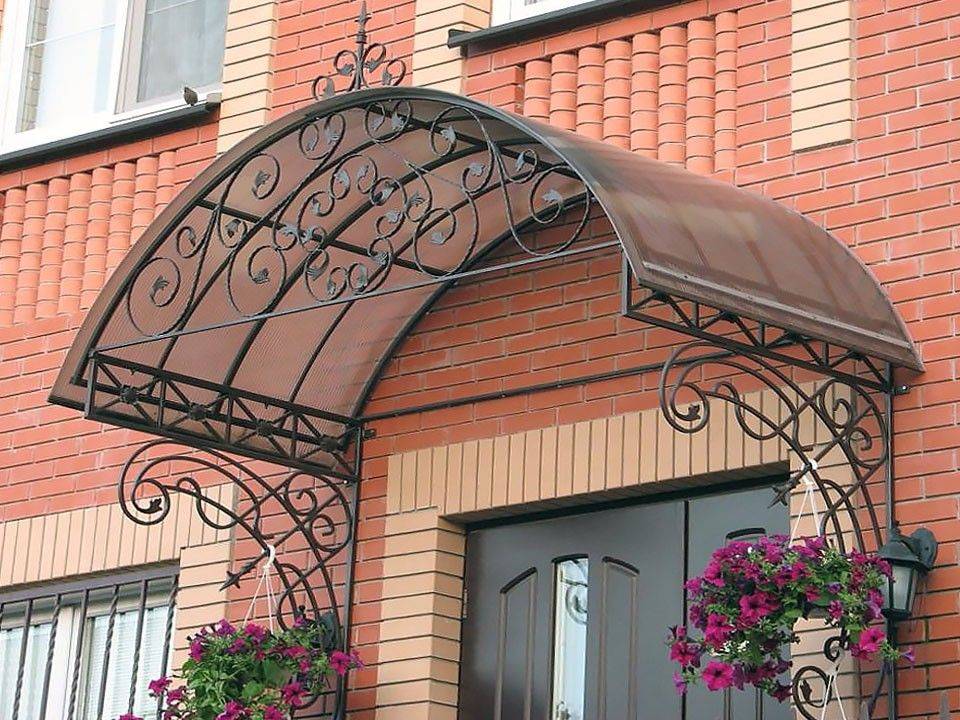 Козырек над крыльцом: 33 фото, обзор форм и материалов