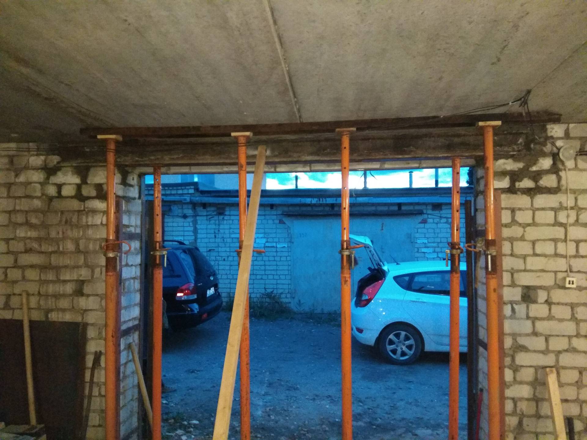Как поднять ворота в гараже: зачем это нужно и как выполнить своими руками
