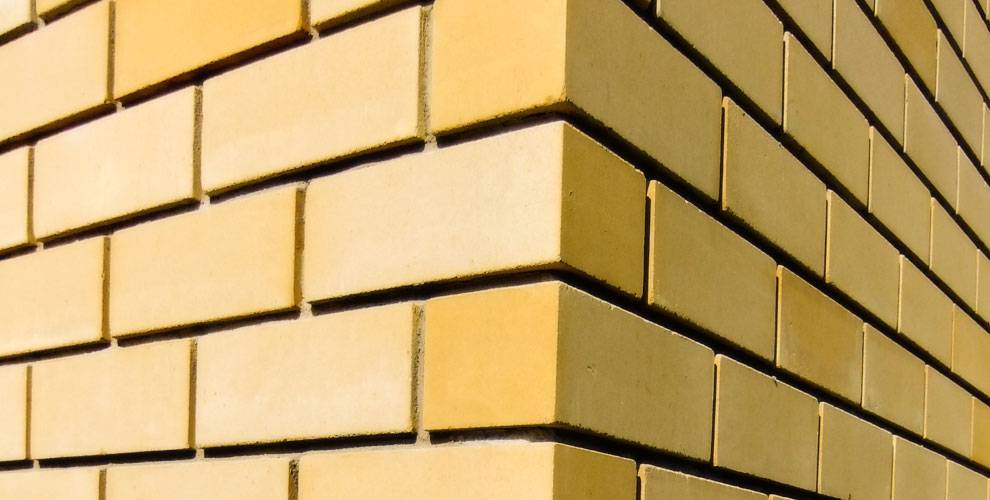 Желтый облицовочный кирпич для фасада дома: силикатный, клинкерный, керамический