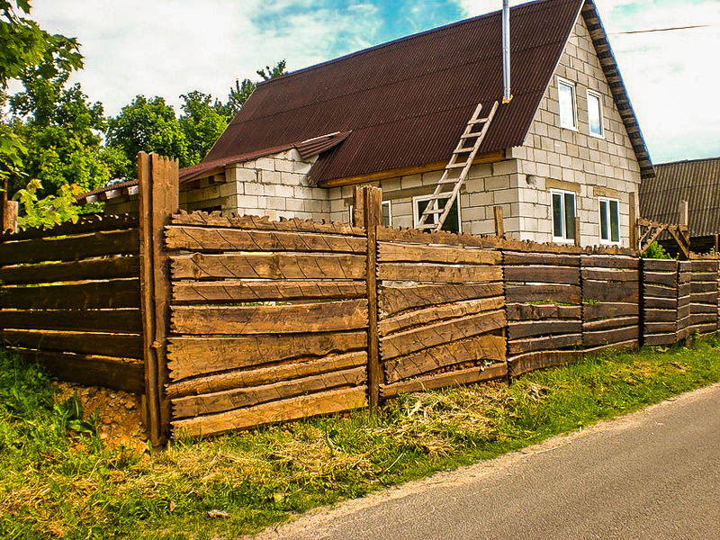 Как сделать забор из горбыля своими руками: инструкция , фото вариантов, идеи оформления