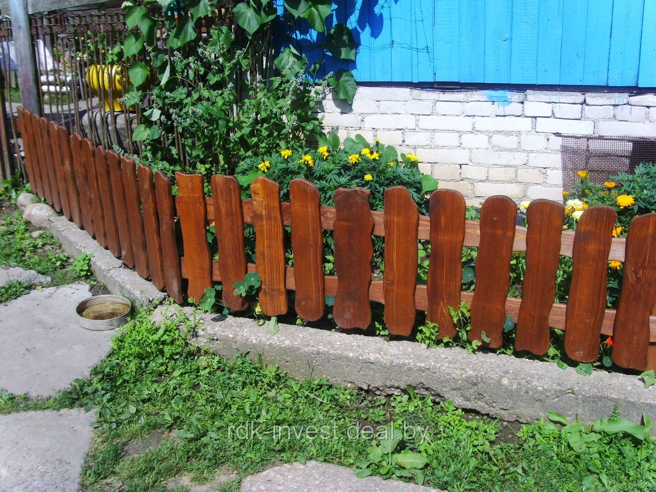 Забор для палисадника около дома из металлического профлиста и штакетника: варианты невысоких заборов
 - 18 фото
